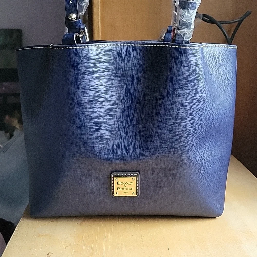 Brand new Dooney & Bourke Saffiano Leather Tote Small Flynn Marine - Picture 2 of 8